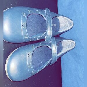 Girl dress shoes Children place